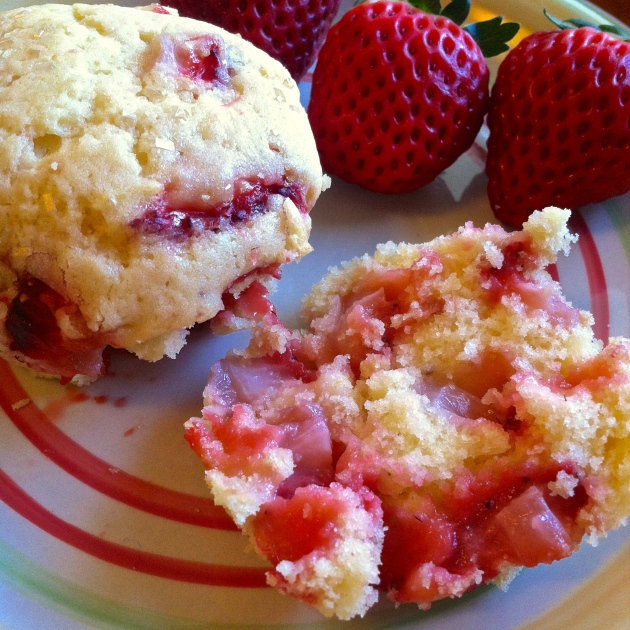 Fresh Lemon Strawberry Muffins | longdistancebaking.com