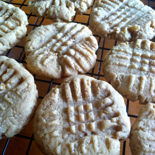 Peanut Butter Quinoa Cookies | longdistancebaking.com
